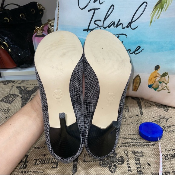 Michael Kors Grey Snakeskin Pattern Pump Size 8.5 Excellent Condition - Picture 9 of 10